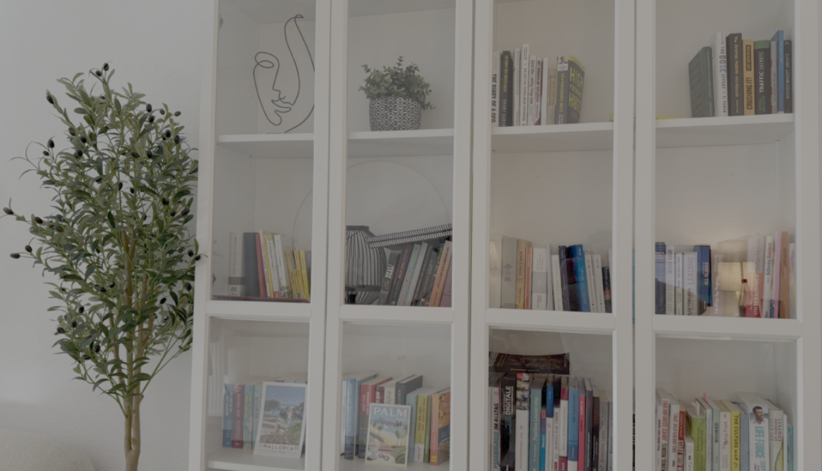 Volles Bücherregal mit Sachbüchern, schräge Perspektive